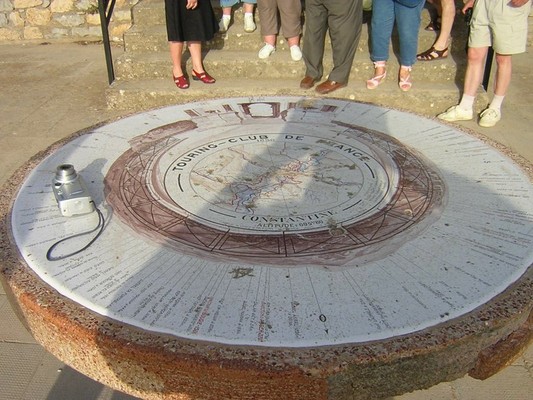 Dscn2029_la_table_d_orientation_au_monument_aux_morts2.JPG